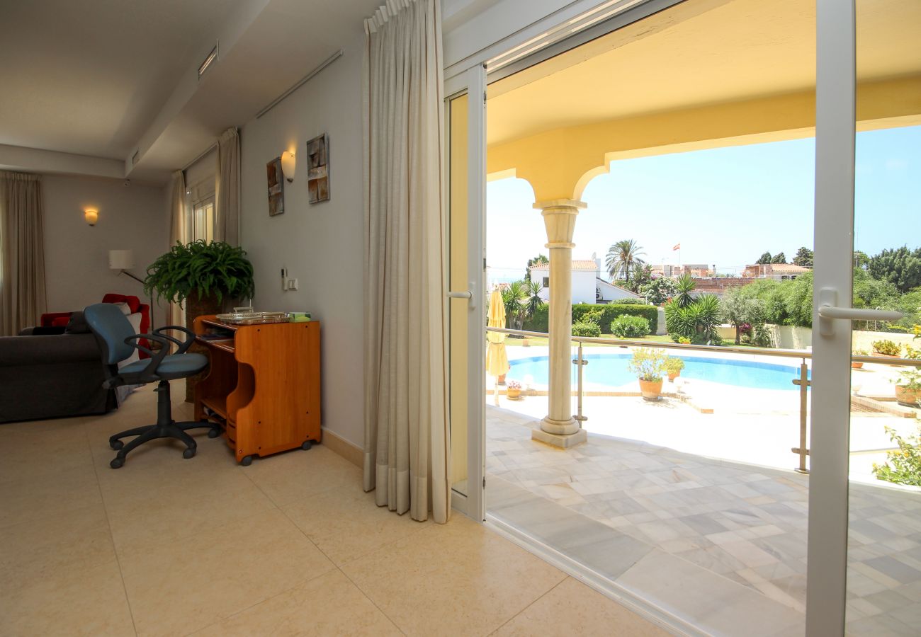 Villa in Marbella - Four bedroom villa with a private pool Las Chapas 80 metres from the beach