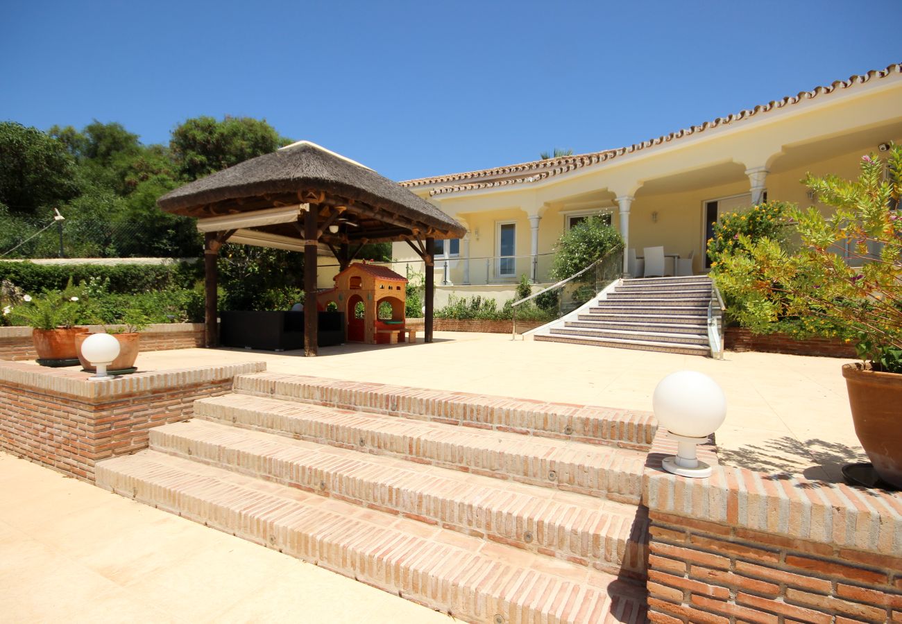 Villa in Marbella - Four bedroom villa with a private pool Las Chapas 80 metres from the beach