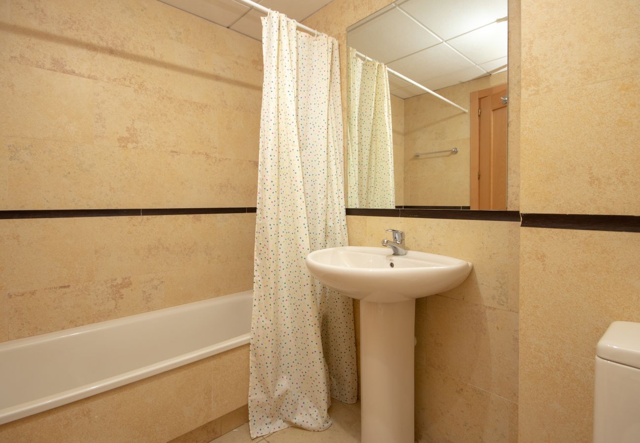 Apartment in Estepona - First Floor Two Bedroom Apartment Overlooking Pool