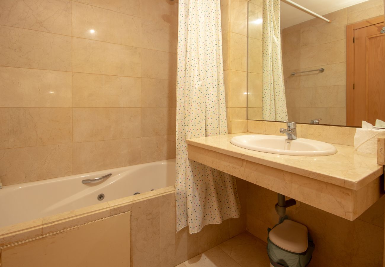 Apartment in Estepona - First Floor Two Bedroom Apartment Overlooking Pool