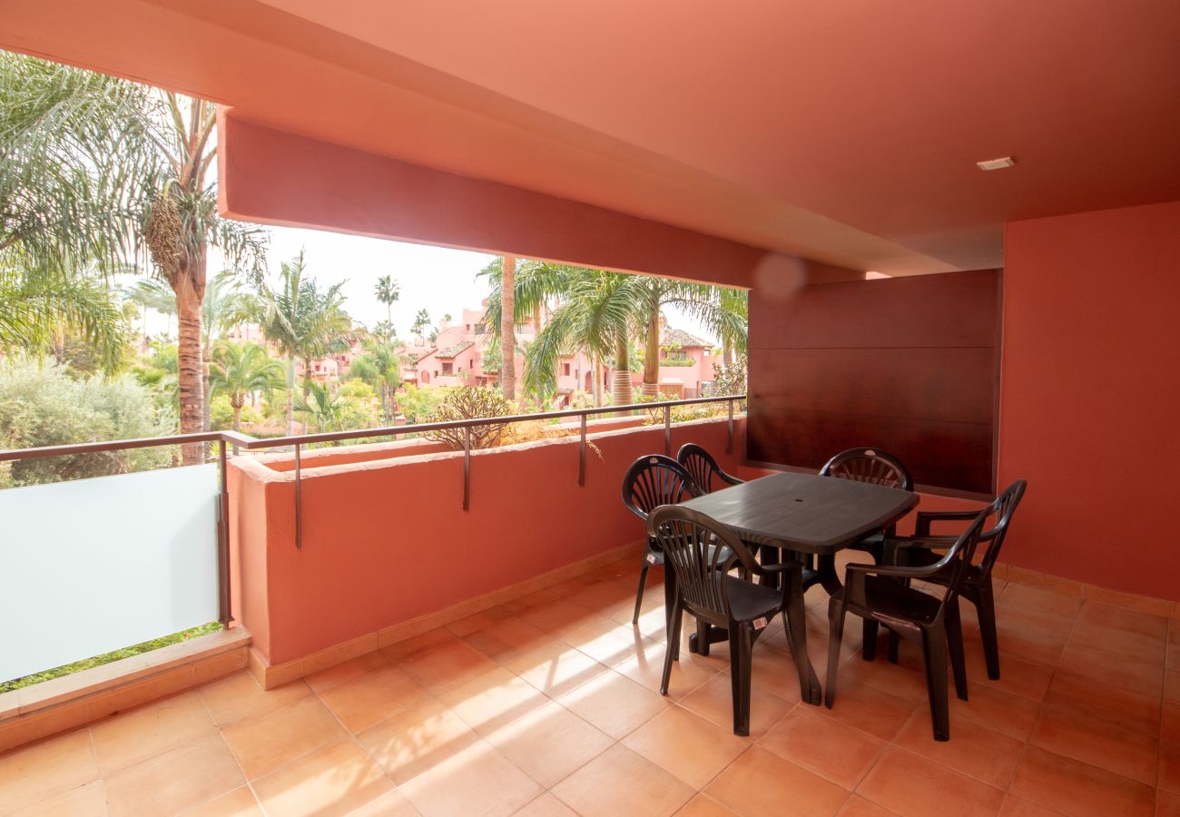 Apartment in Estepona - First Floor Two Bedroom Apartment Overlooking Pool