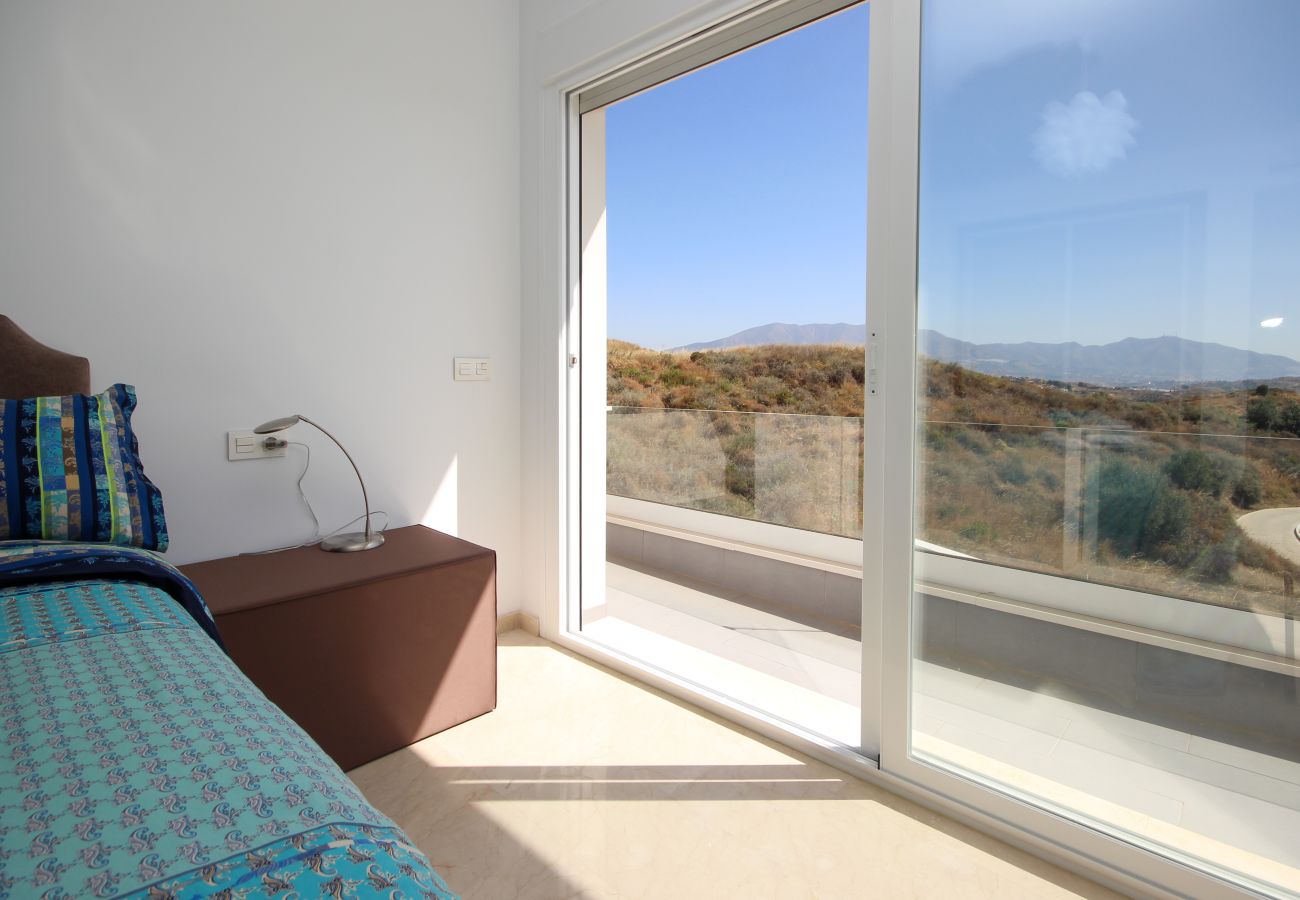 Villa in Mijas Costa - Spectacular 4 bedroom villa front line golf with private pool and sea views La Cala de Mijas