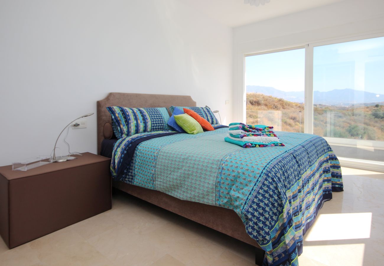 Villa in Mijas Costa - Spectacular 4 bedroom villa front line golf with private pool and sea views La Cala de Mijas