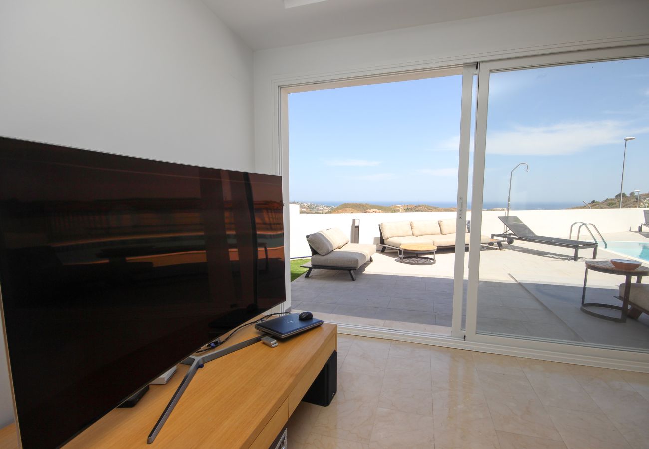 Villa in Mijas Costa - Spectacular 4 bedroom villa front line golf with private pool and sea views La Cala de Mijas