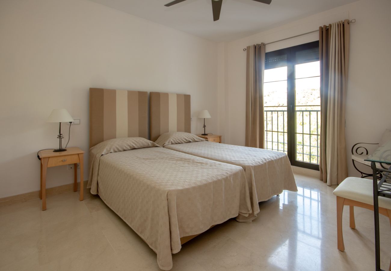 Apartment in Benahavís - 3 bedroom penthouse on the golf