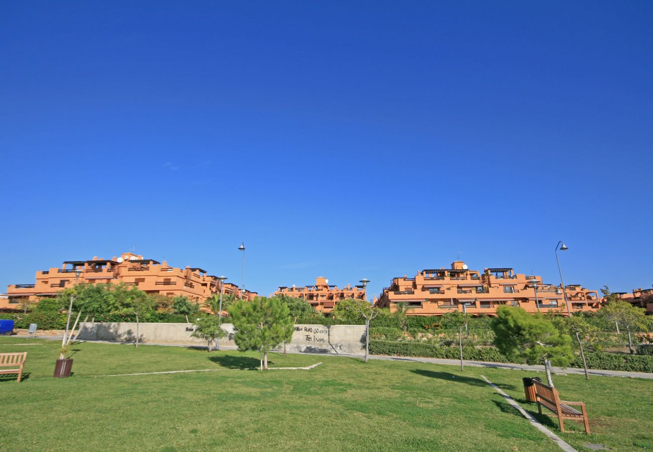 Apartment in Estepona - 2 Bed Beachfront Penthouse Apartment with private roof terrace and sea views, Playa del Angel
