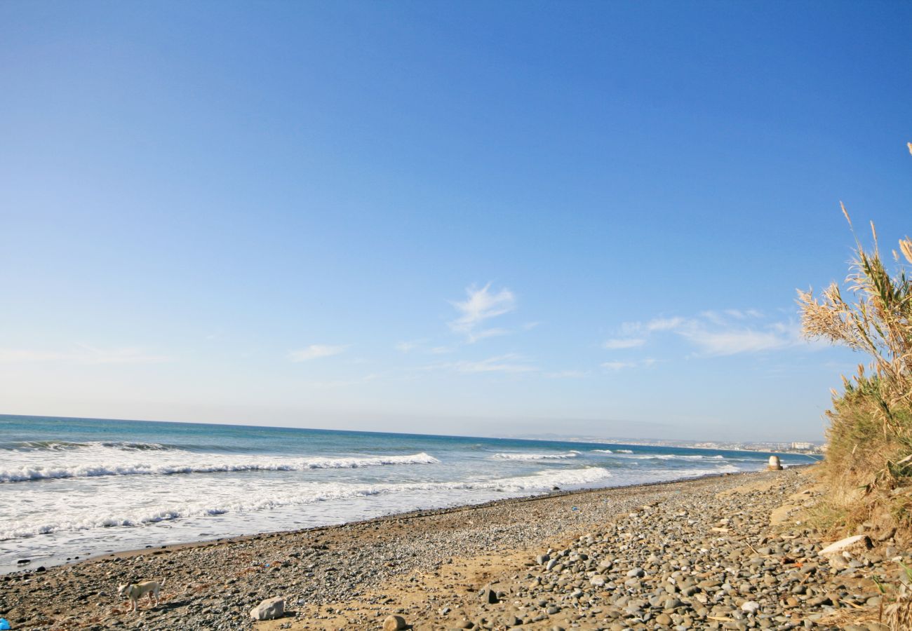Apartment in Estepona - 2 Bed Beachfront Penthouse Apartment with private roof terrace and sea views, Playa del Angel