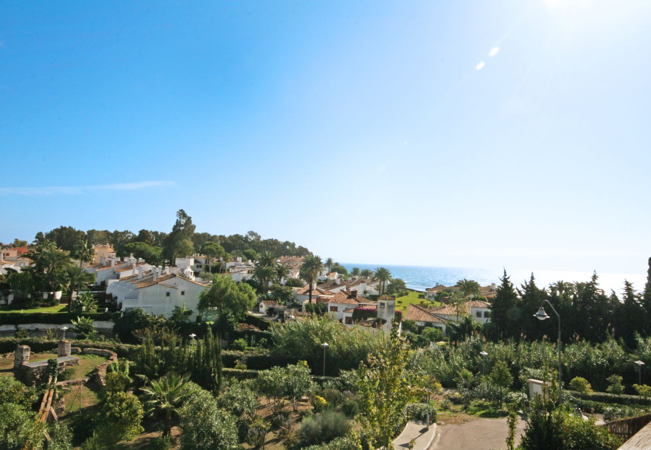 Apartment in Estepona - 2 Bed Beachfront Penthouse Apartment with private roof terrace and sea views, Playa del Angel