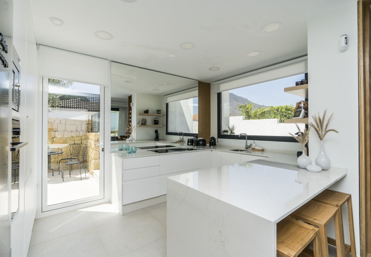 Villa in Estepona - Luxury 4 Bedroom Villa in Valle Romano, Estepona with private infinity pool and magnificent views