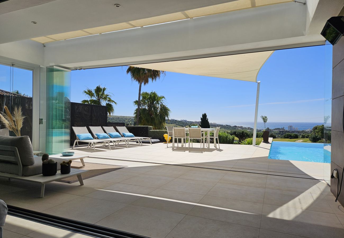 Villa in Estepona - Luxury 4 Bedroom Villa in Valle Romano, Estepona with private infinity pool and magnificent views