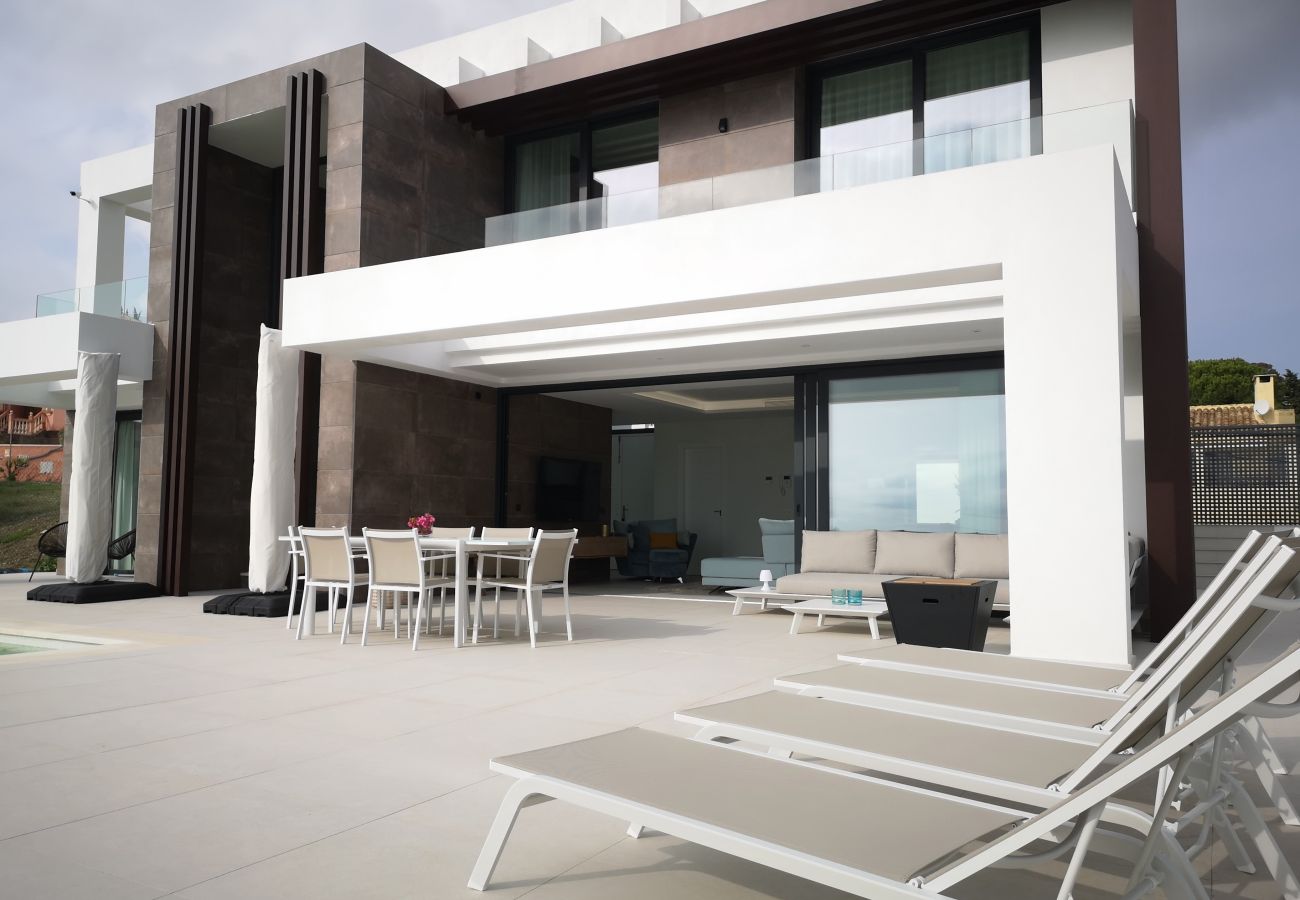 Villa in Estepona - Luxury 4 Bedroom Villa in Valle Romano, Estepona with private infinity pool and magnificent views
