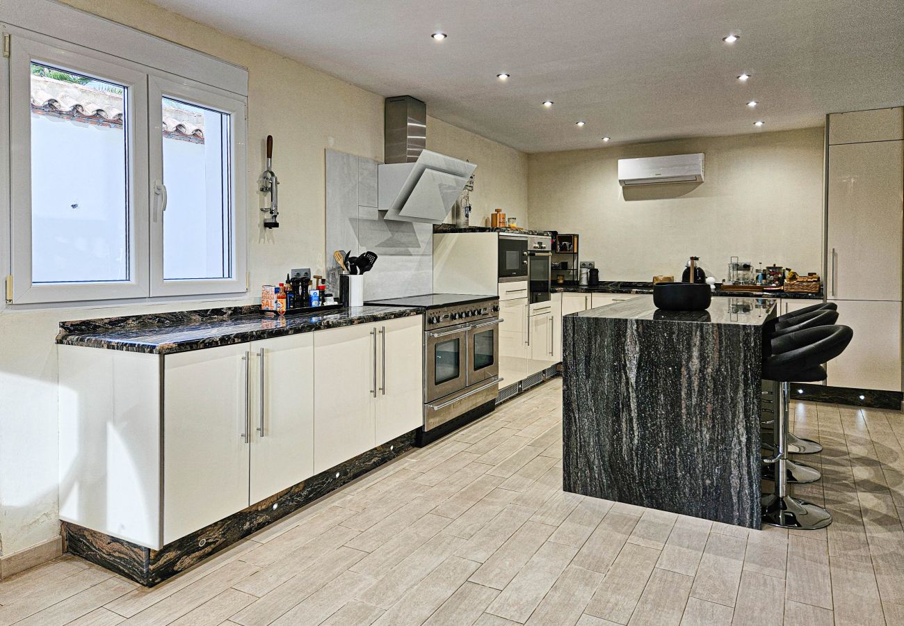 Villa in Mijas Costa - Villa with private pool and hot tub Mijas Costa