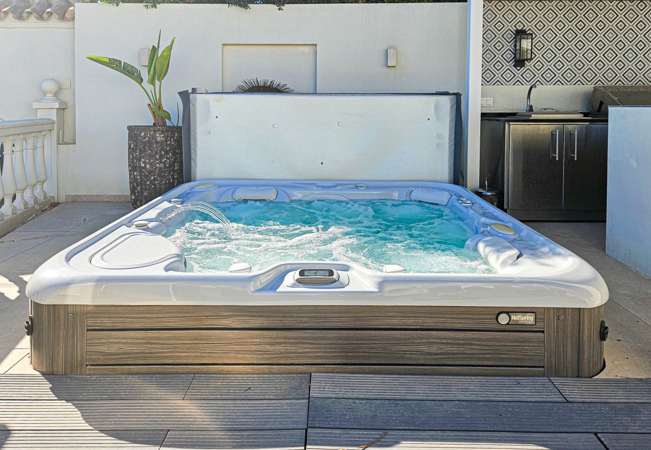 Villa in Mijas Costa - Villa with private pool and hot tub Mijas Costa