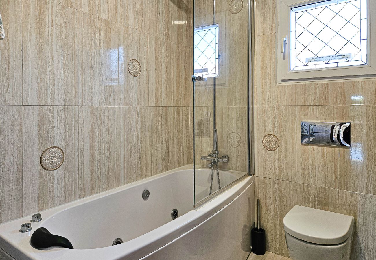 Villa in Mijas Costa - Villa with private pool and hot tub Mijas Costa