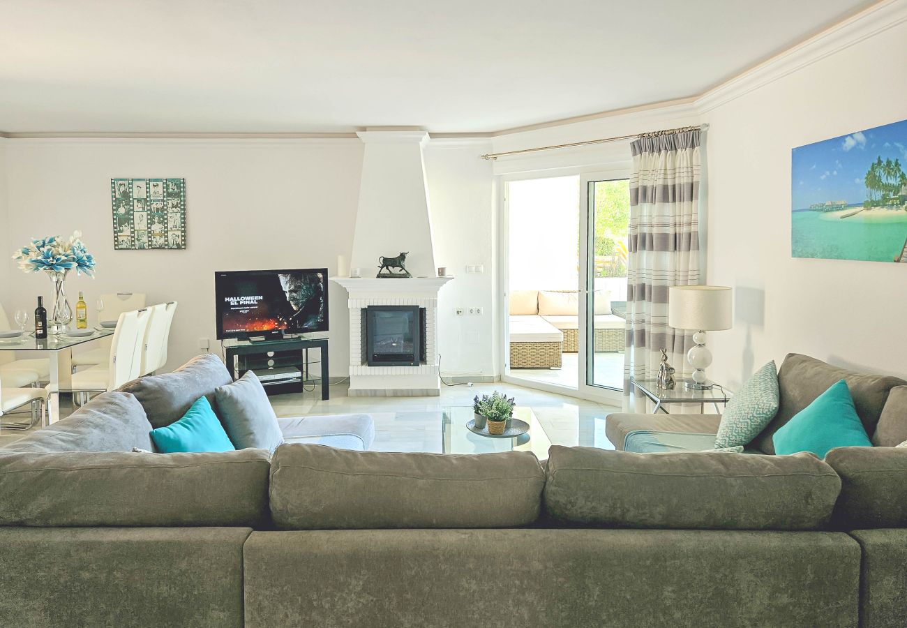 Apartment in Mijas Costa - Poolside apartment in Torrenueva close to beach