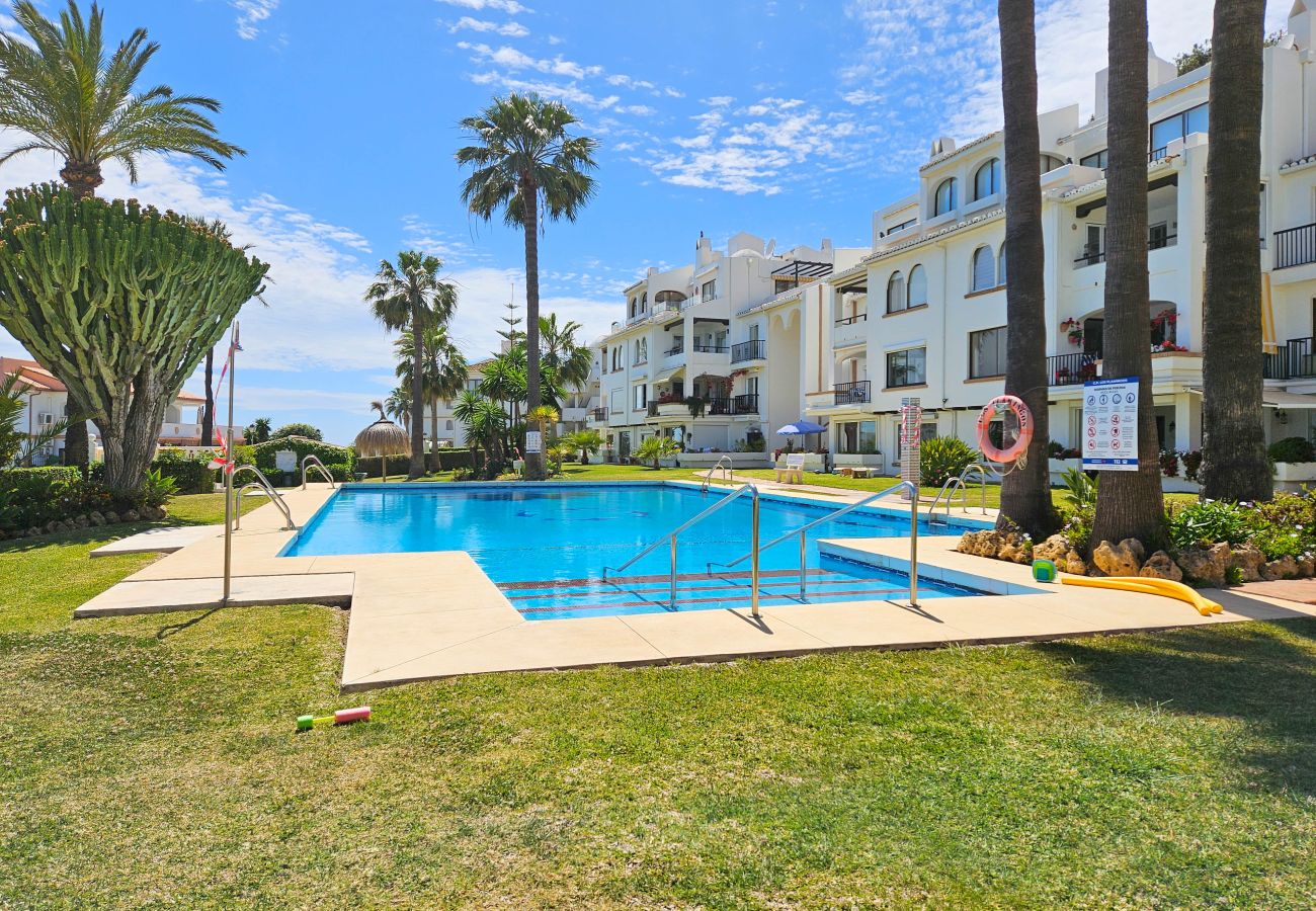 Apartment in Mijas Costa - Poolside apartment in Torrenueva close to beach