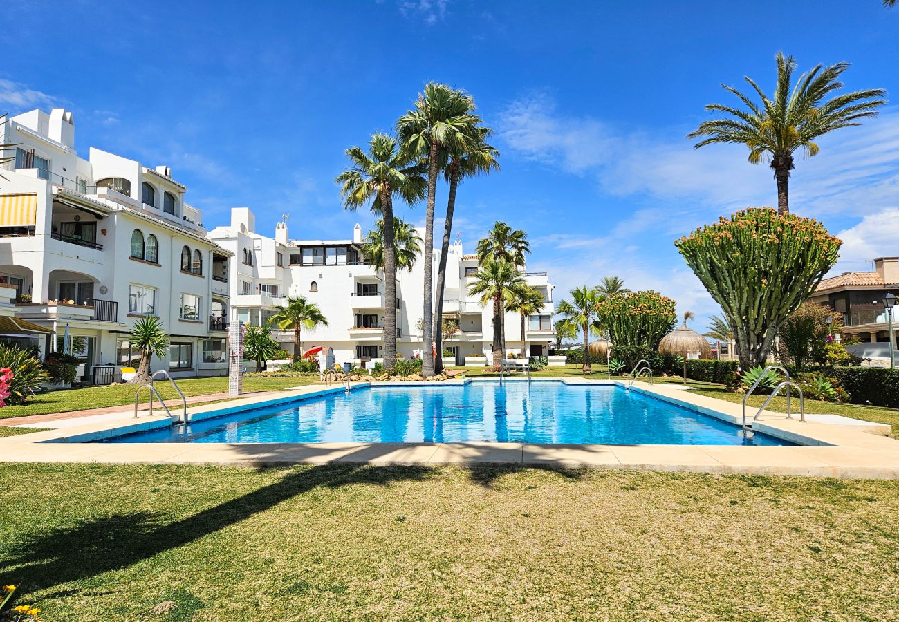 Apartment in Mijas Costa - Poolside apartment in Torrenueva close to beach