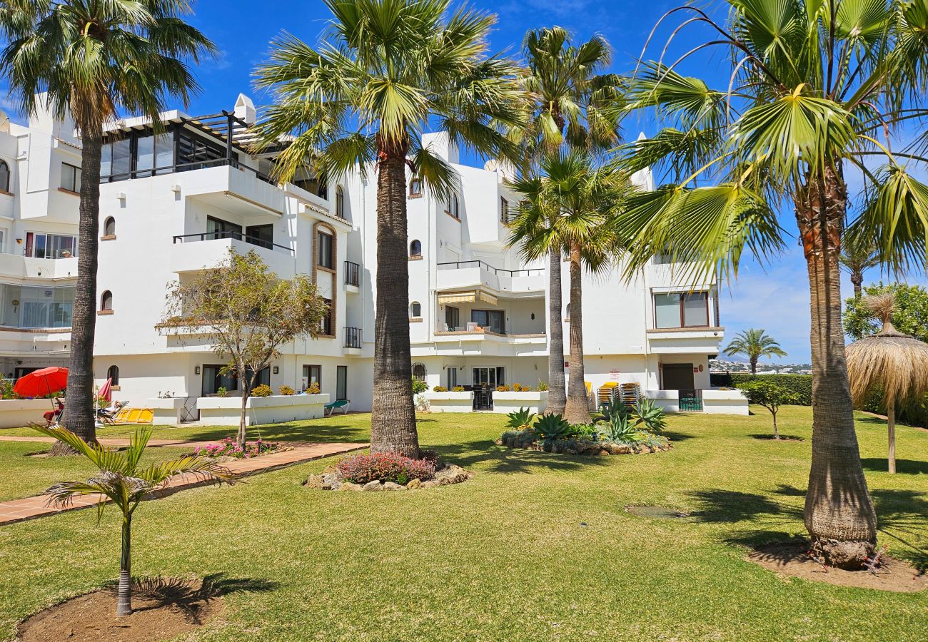 Apartment in Mijas Costa - Poolside apartment in Torrenueva close to beach