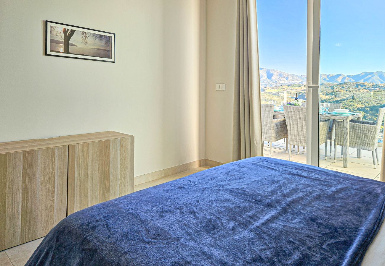 Apartment in La Cala de Mijas - 3 bed with mountain & sea views in Casa Banderas