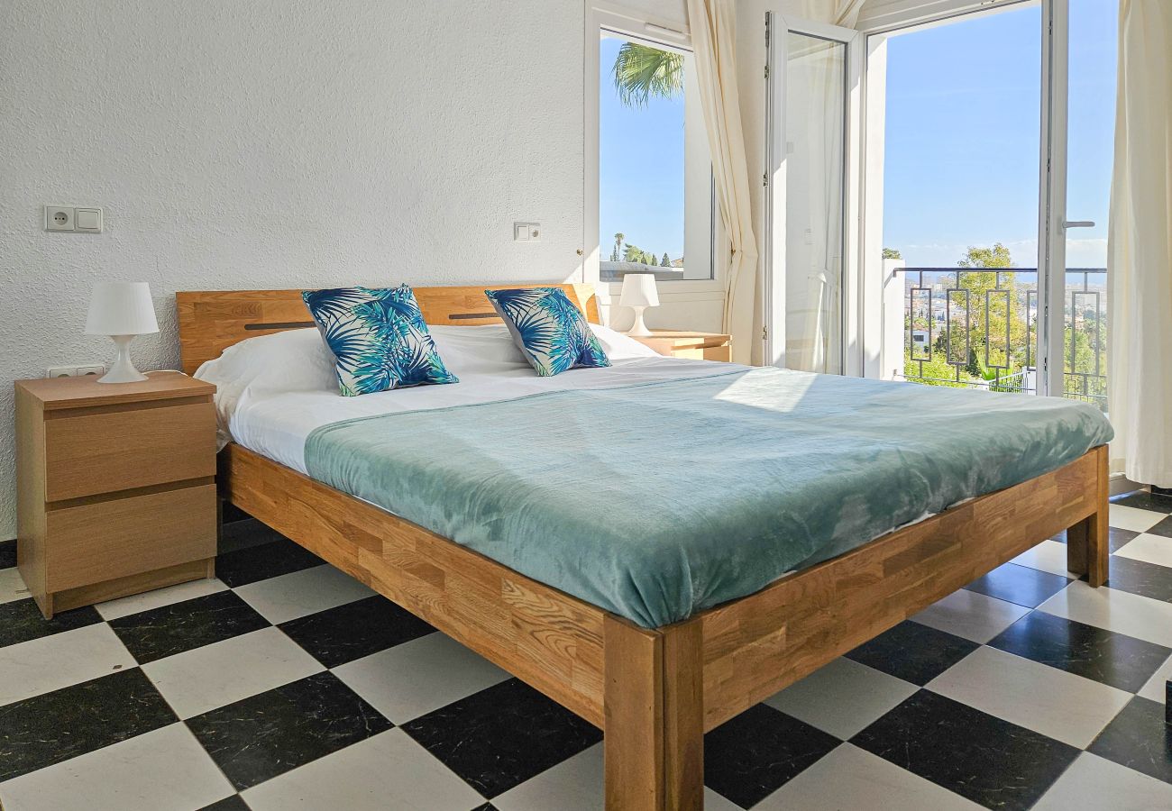 Villa in Mijas Costa - Villa with private pool & stunning sea views