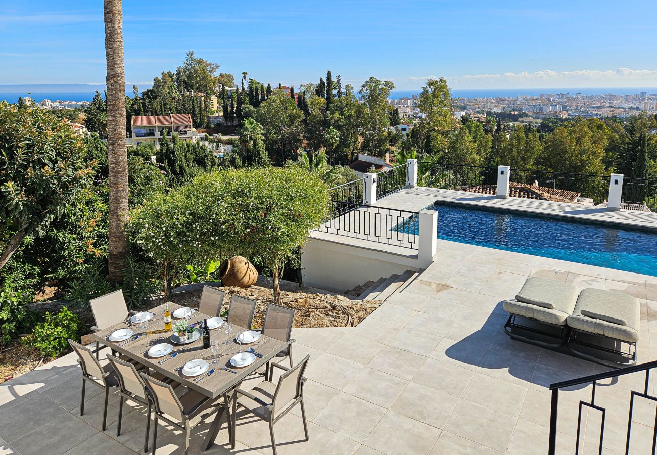 Villa in Mijas Costa - Villa with private pool & stunning sea views