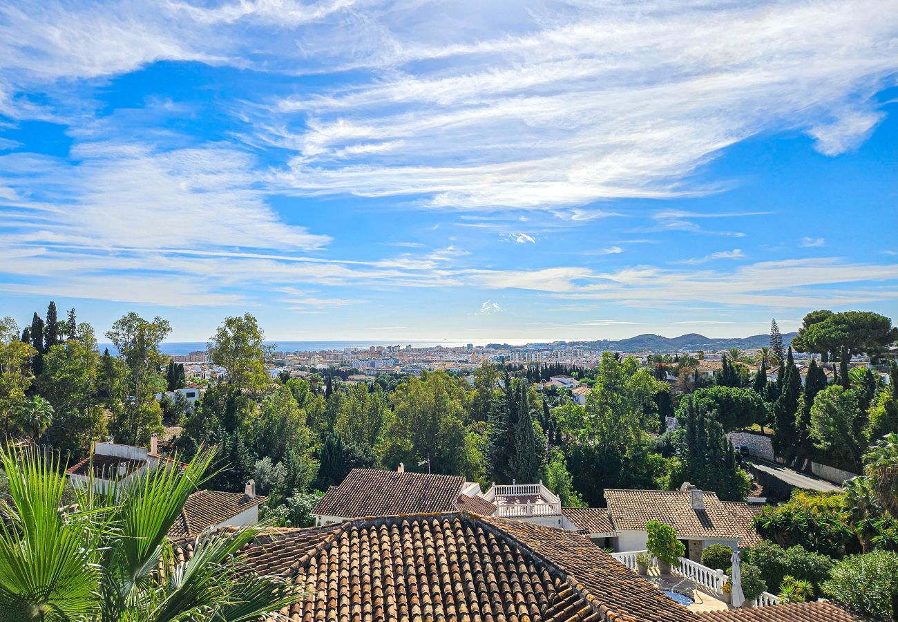 Villa in Mijas Costa - Villa with private pool & stunning sea views