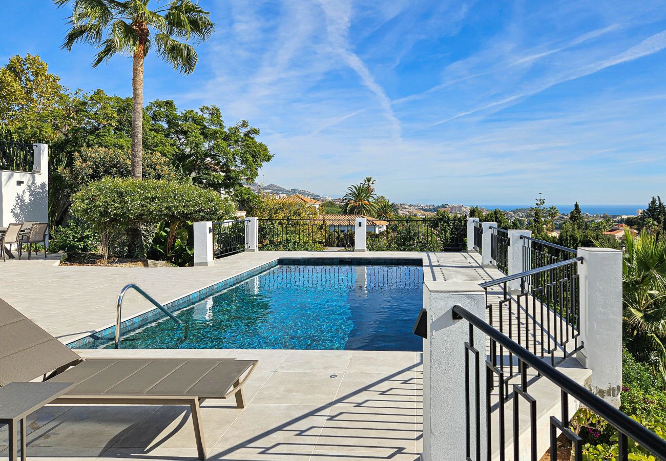 Villa in Mijas Costa - Villa with private pool & stunning sea views