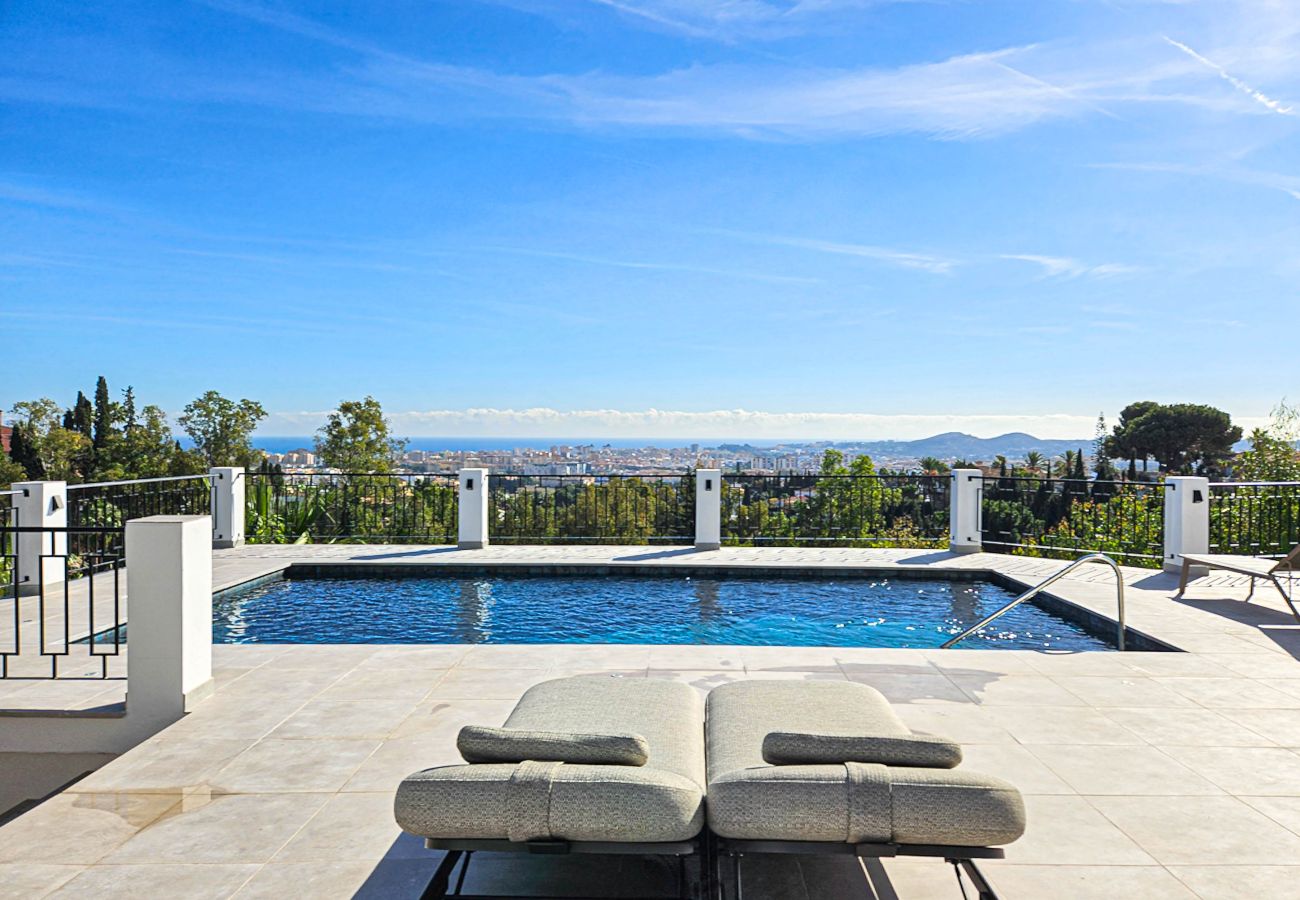 Villa in Mijas Costa - Villa with private pool & stunning sea views