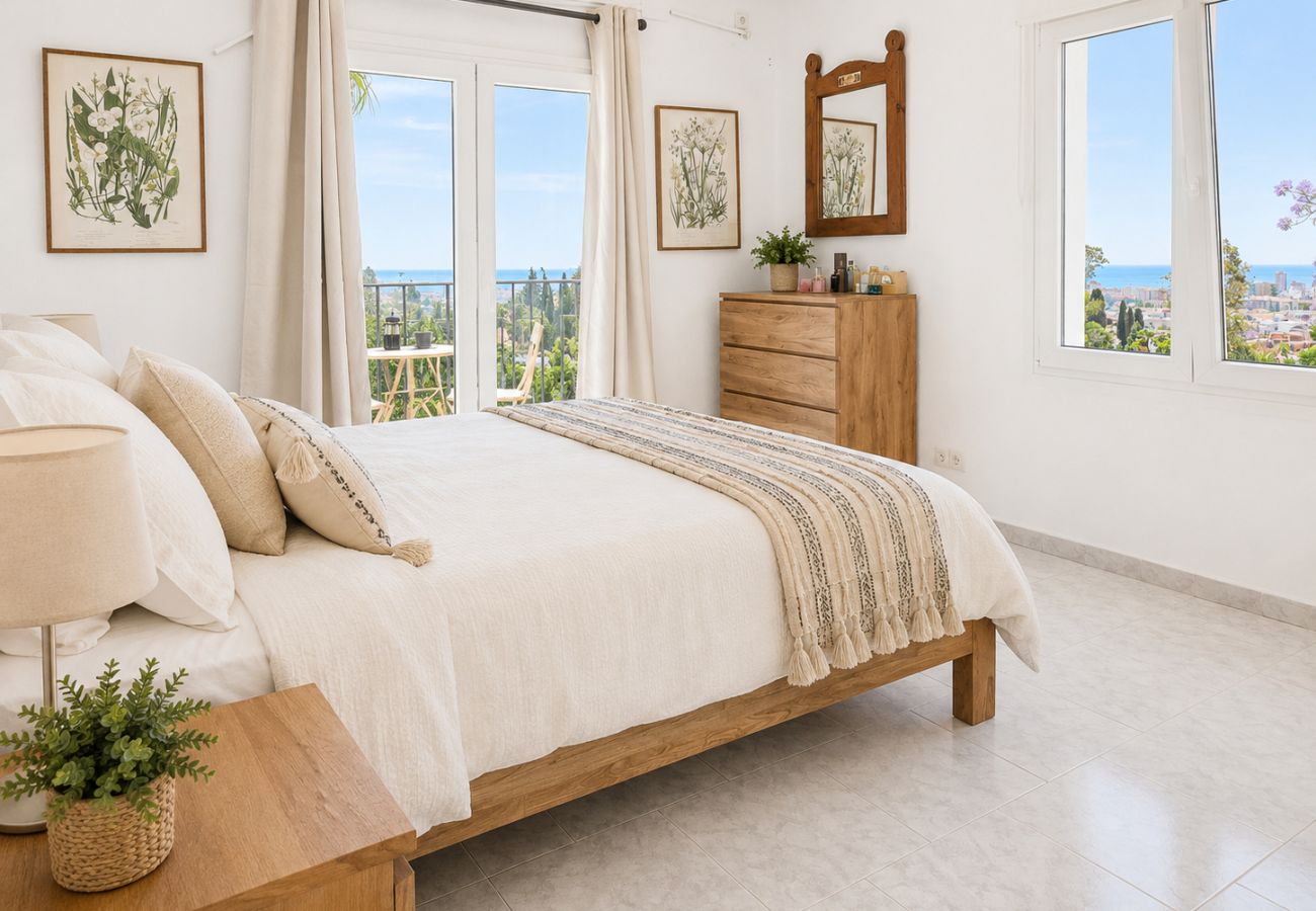 Villa in Mijas Costa - Villa with private pool & stunning sea views
