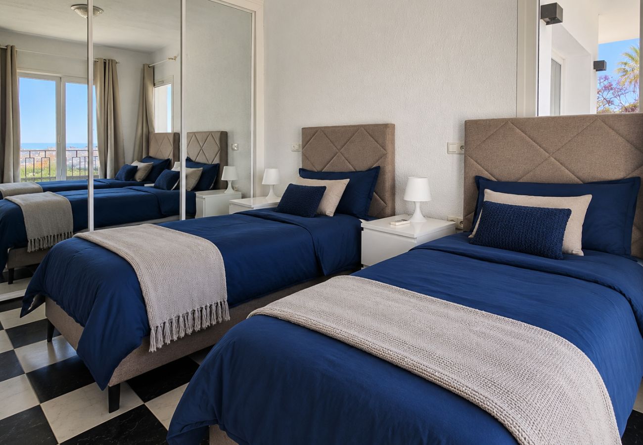 Villa in Mijas Costa - Villa with private pool & stunning sea views