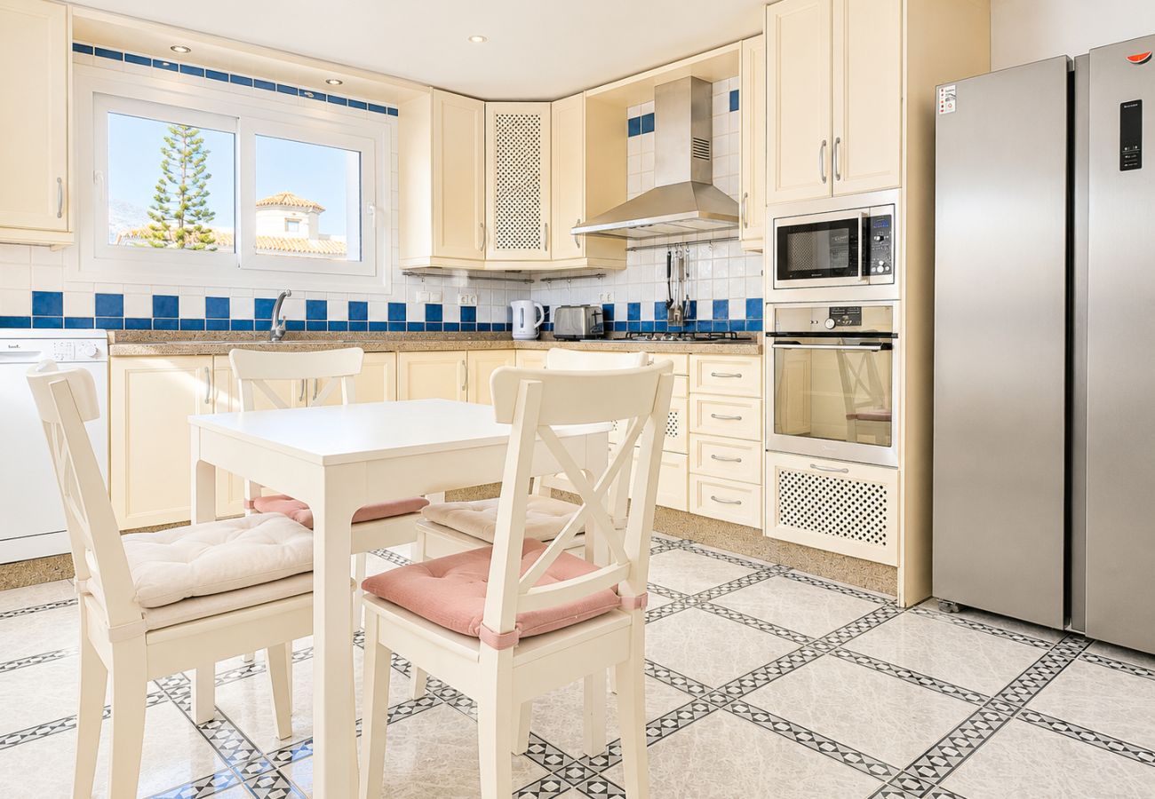 Villa in Mijas Costa - Villa with private pool & stunning sea views
