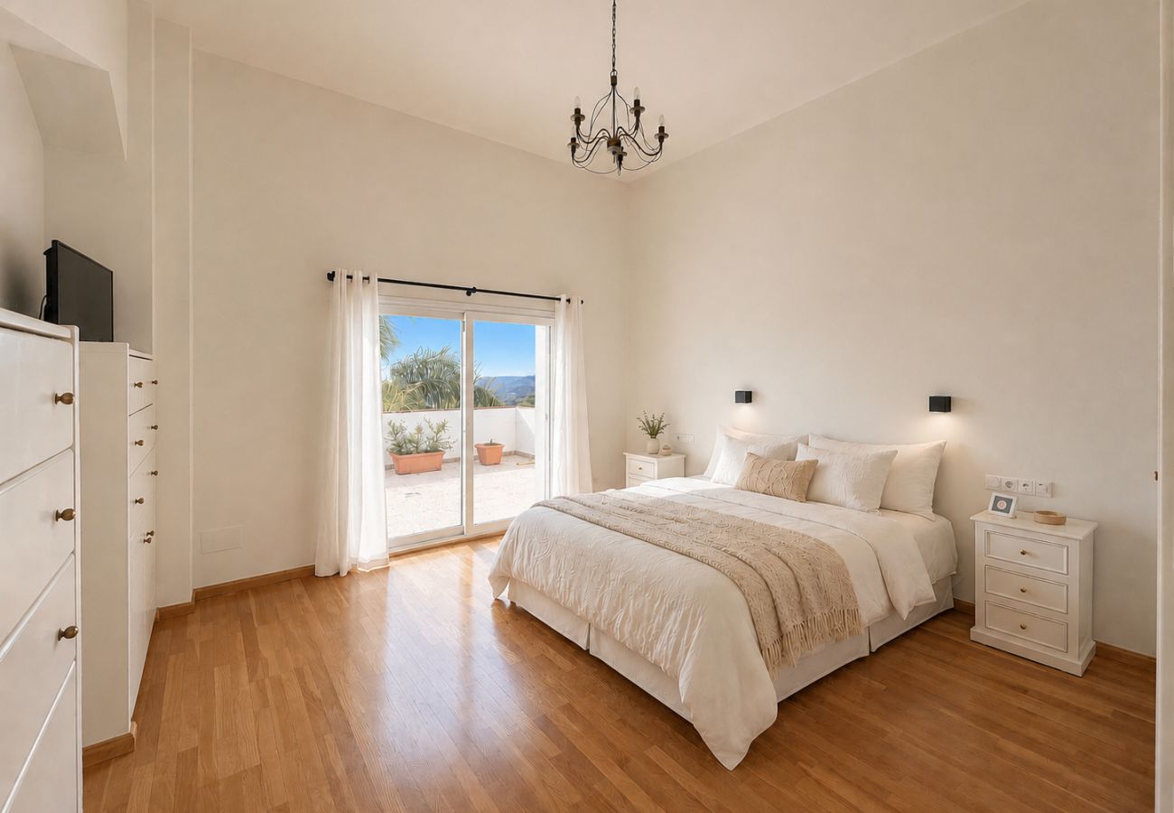 Villa in Mijas Costa - 3 Bedroom villa with private pool in Valtocado