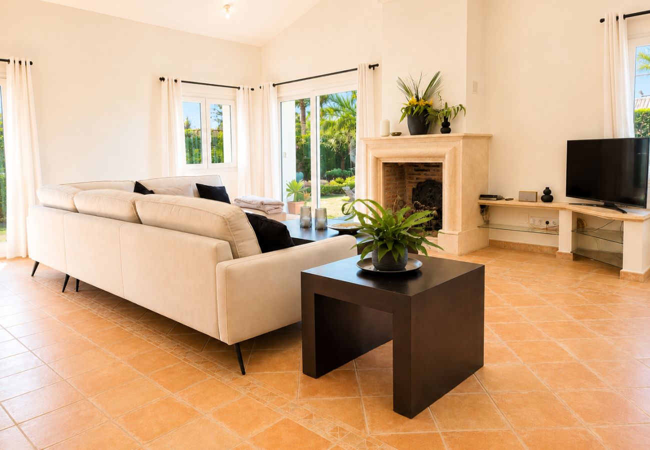 Villa in Mijas Costa - 3 Bedroom villa with private pool in Valtocado
