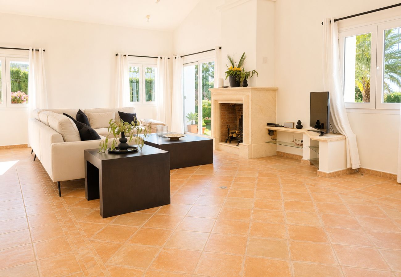 Villa in Mijas Costa - 3 Bedroom villa with private pool in Valtocado