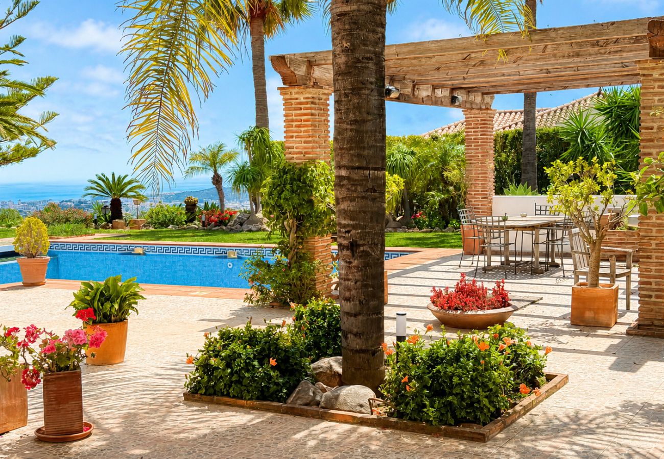 Villa in Mijas Costa - 3 Bedroom villa with private pool in Valtocado