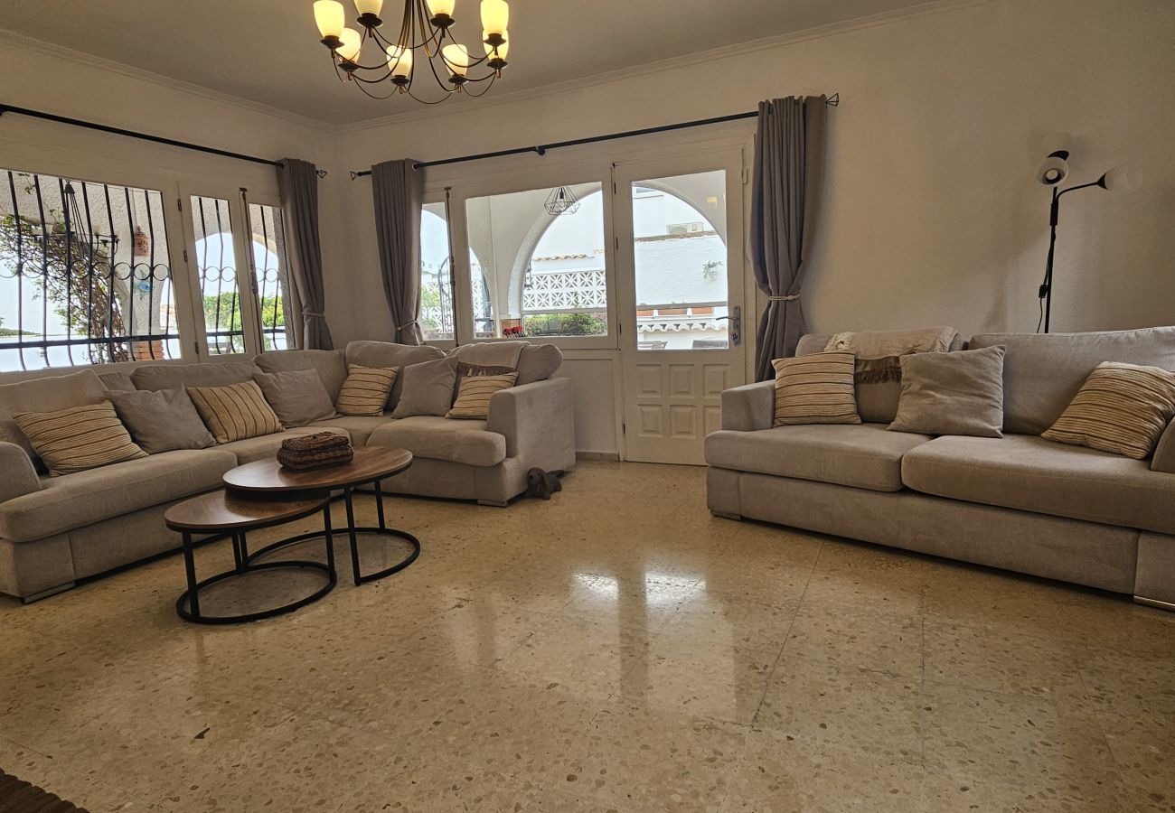 Villa in Mijas Costa - 3 bedroom villa, private pool, Las Farolas