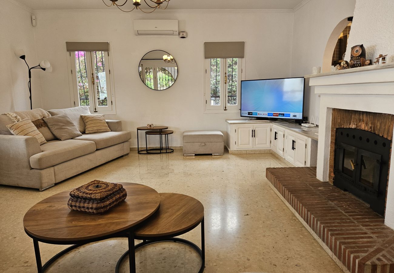 Villa in Mijas Costa - 3 bedroom villa, private pool, Las Farolas