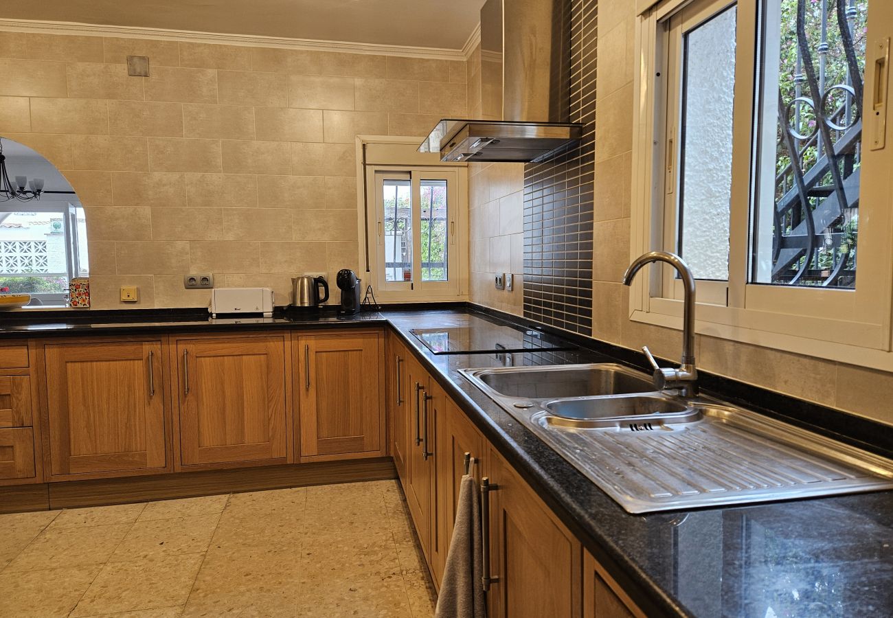 Villa in Mijas Costa - 3 bedroom villa, private pool, Las Farolas