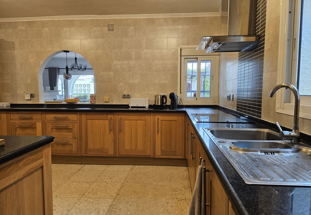 Villa in Mijas Costa - 3 bedroom villa, private pool, Las Farolas