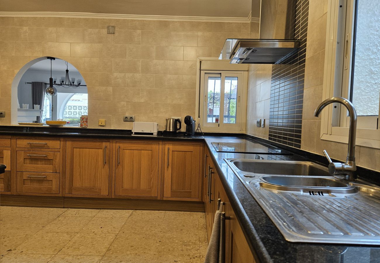 Villa in Mijas Costa - 3 bedroom villa, private pool, Las Farolas