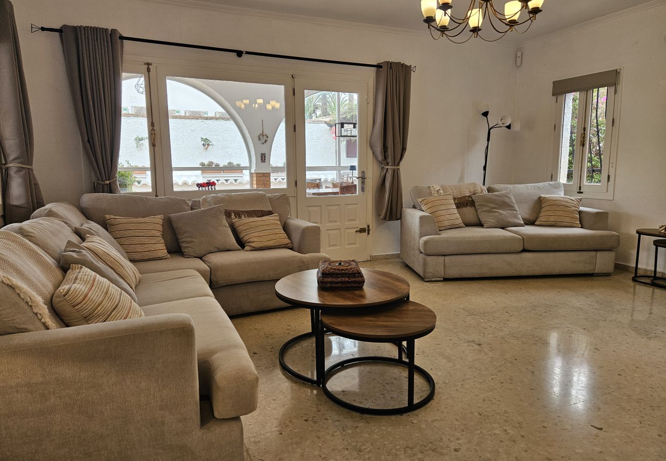 Villa in Mijas Costa - 3 bedroom villa, private pool, Las Farolas