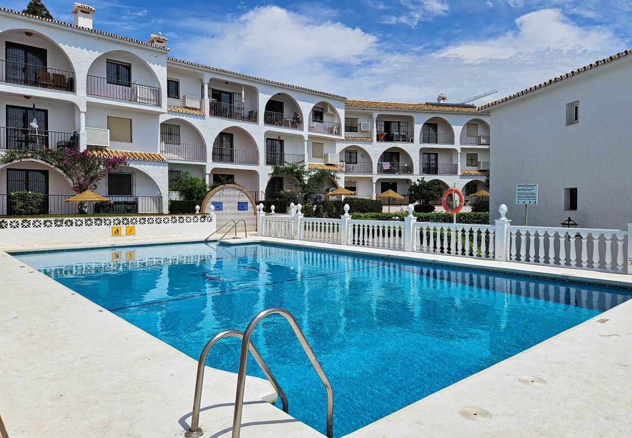 Apartment in Mijas Costa - 2 bedroom apartment, pool and sea views