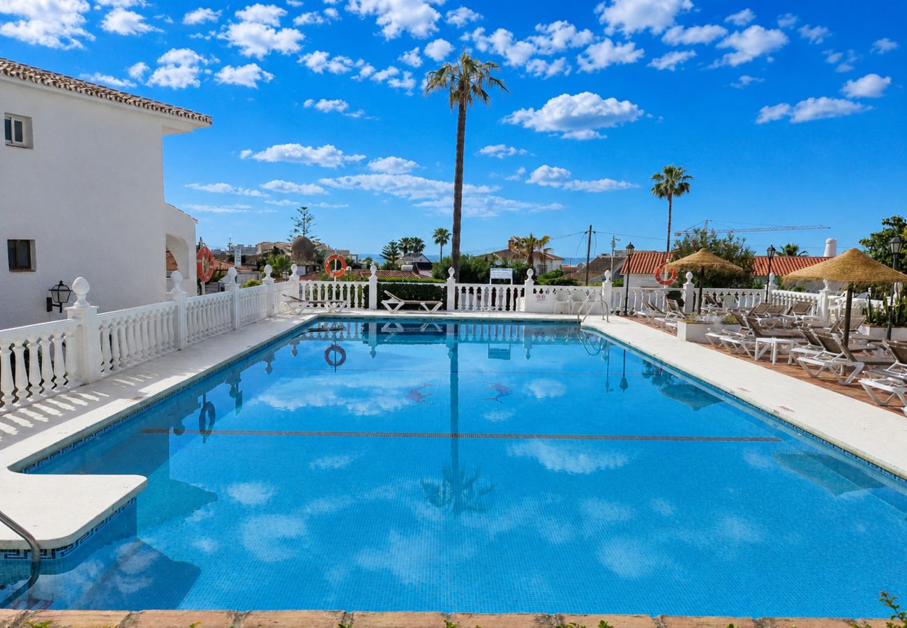 Apartment in Mijas Costa - 2 bedroom apartment, pool and sea views