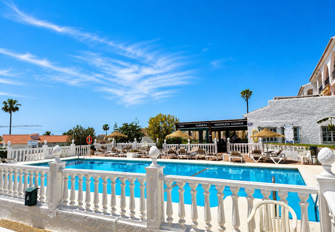 Apartment in Mijas Costa - 2 bedroom apartment, pool and sea views