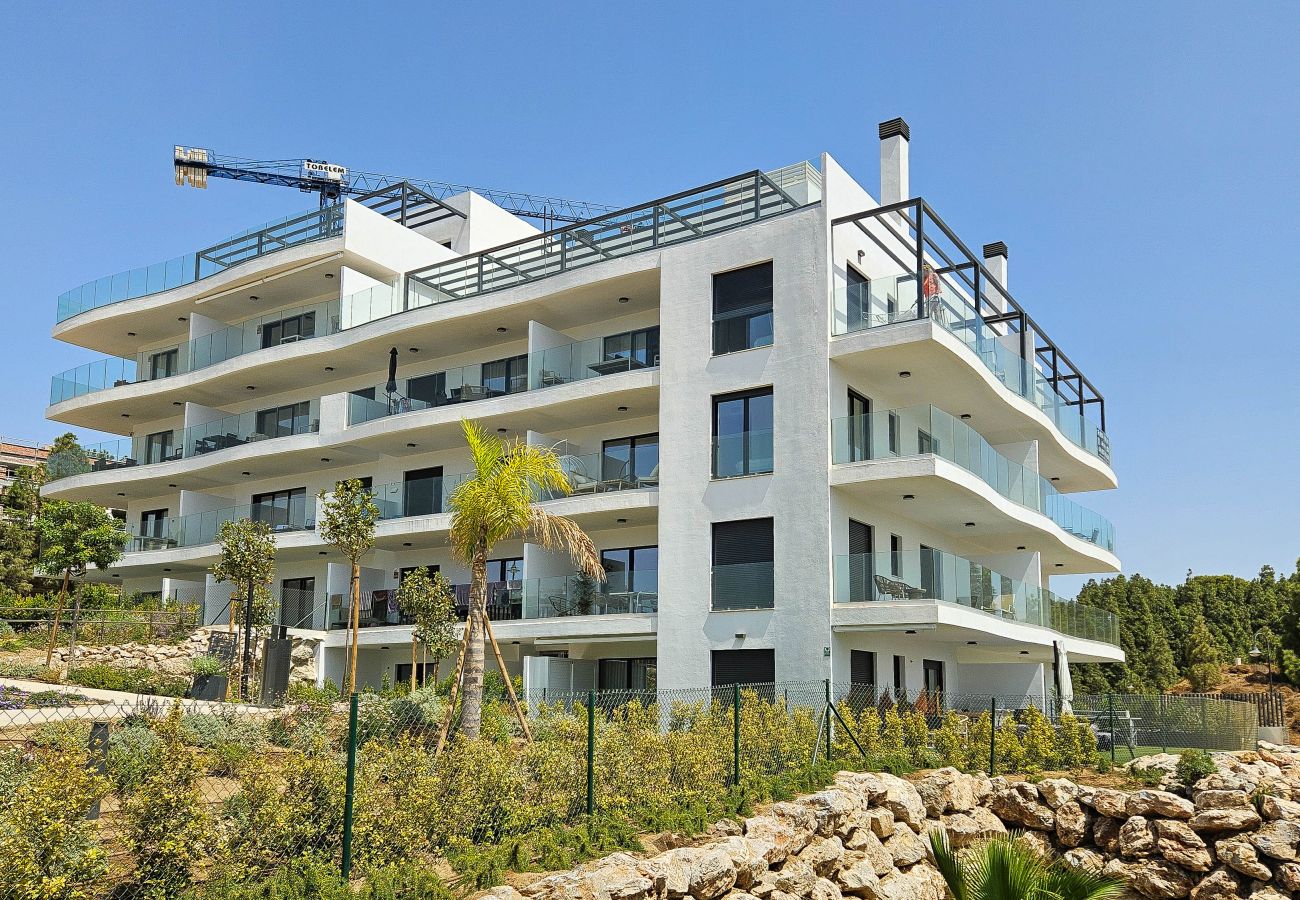 Apartment in Mijas Costa - Stylish apartment with access to pool, gym & padel