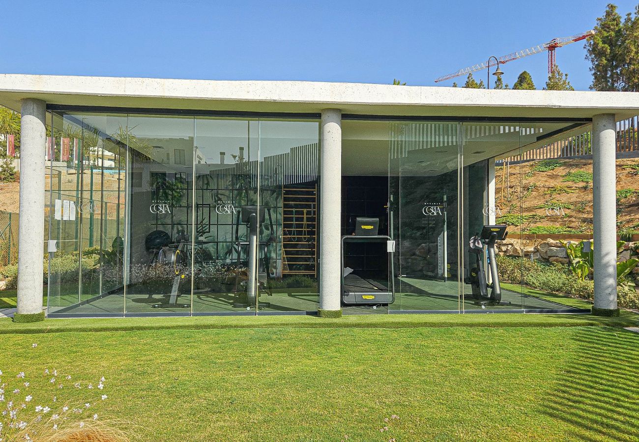Apartment in Mijas Costa - Stylish apartment with access to pool, gym & padel