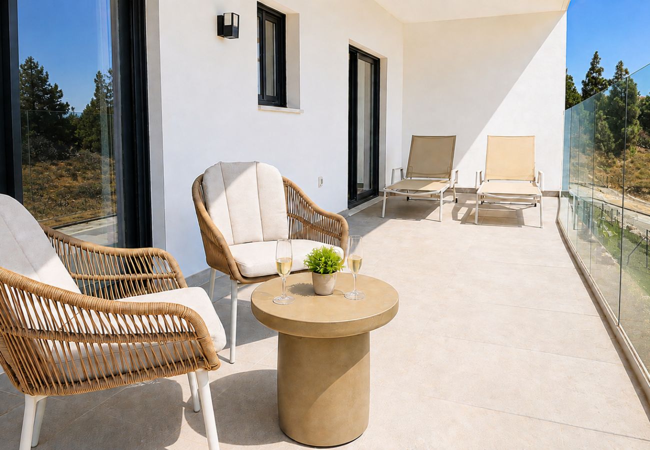 Apartment in Mijas Costa - Stylish apartment with access to pool, gym & padel