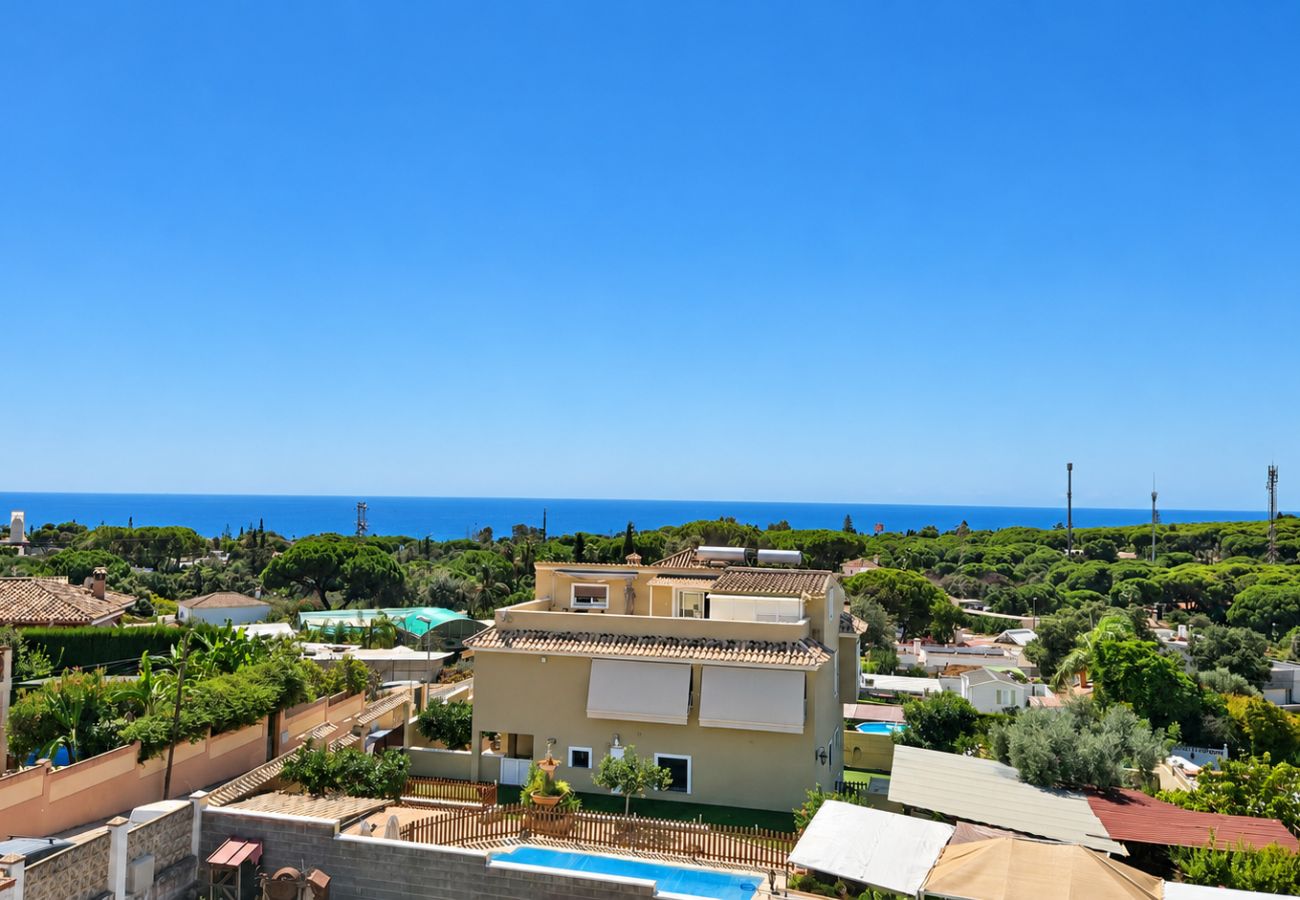 Villa in Marbella - Spacious villa with private pool & sea views