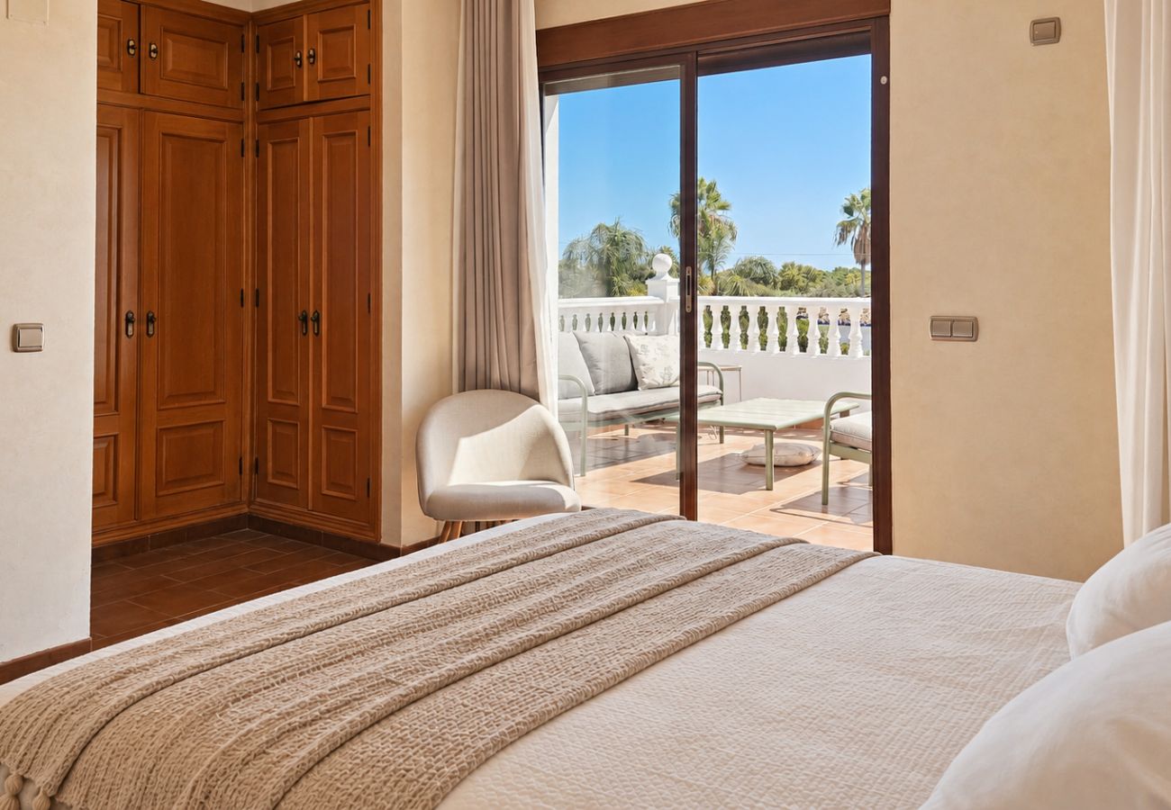 Villa in Marbella - Spacious villa with private pool & sea views