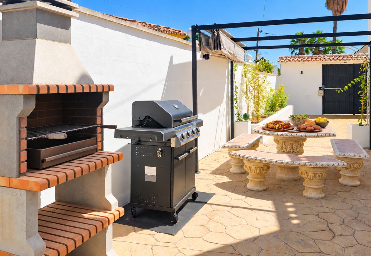 Villa in Marbella - Spacious villa with private pool & sea views